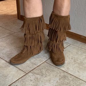 Women’s Minnetonka moccasin fringe boots